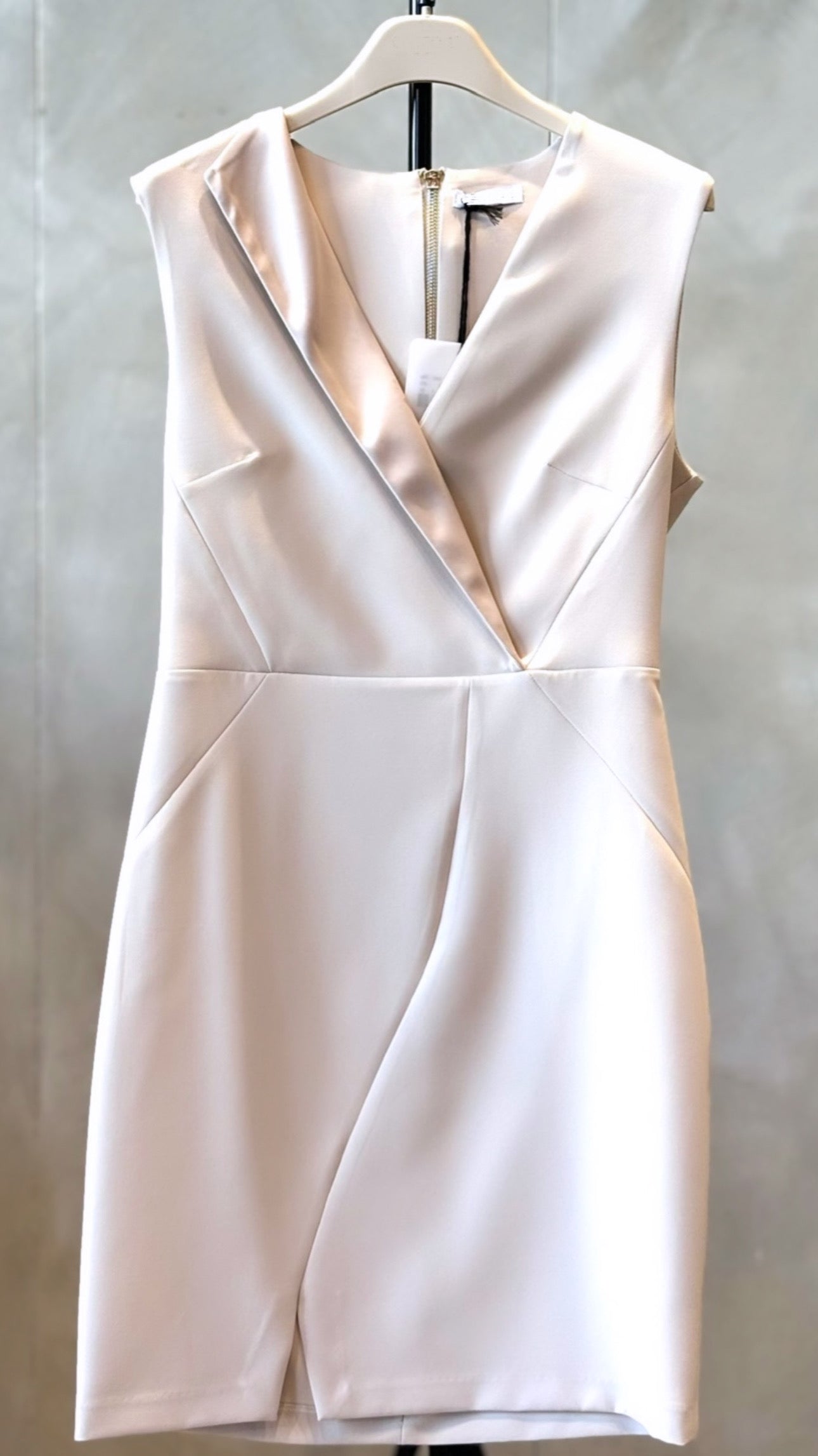 Abito Ivory Grace - Corto elegante con scollo incrociato