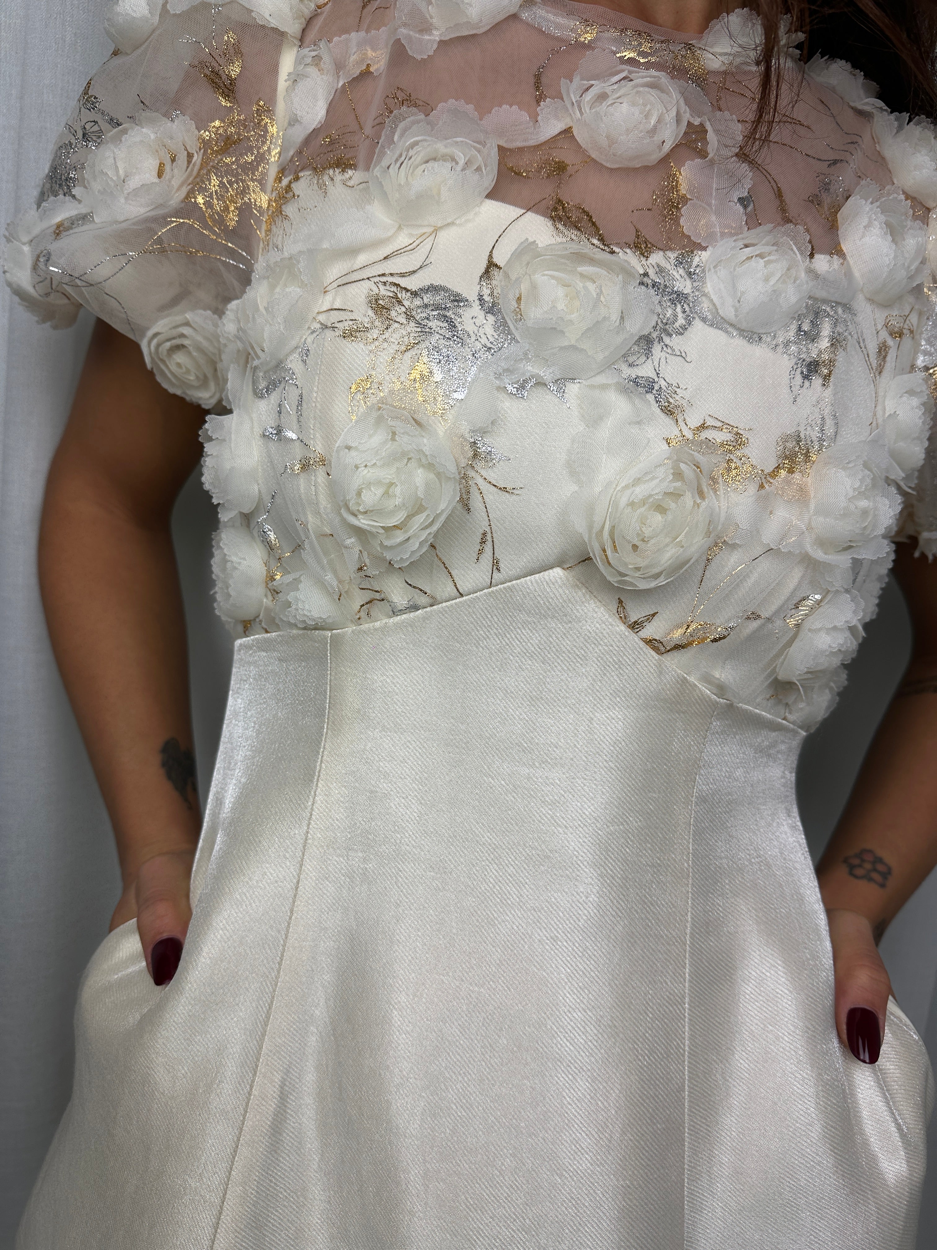 Abito Rosa d’Avorio – Romantico in raso e fiori 3D