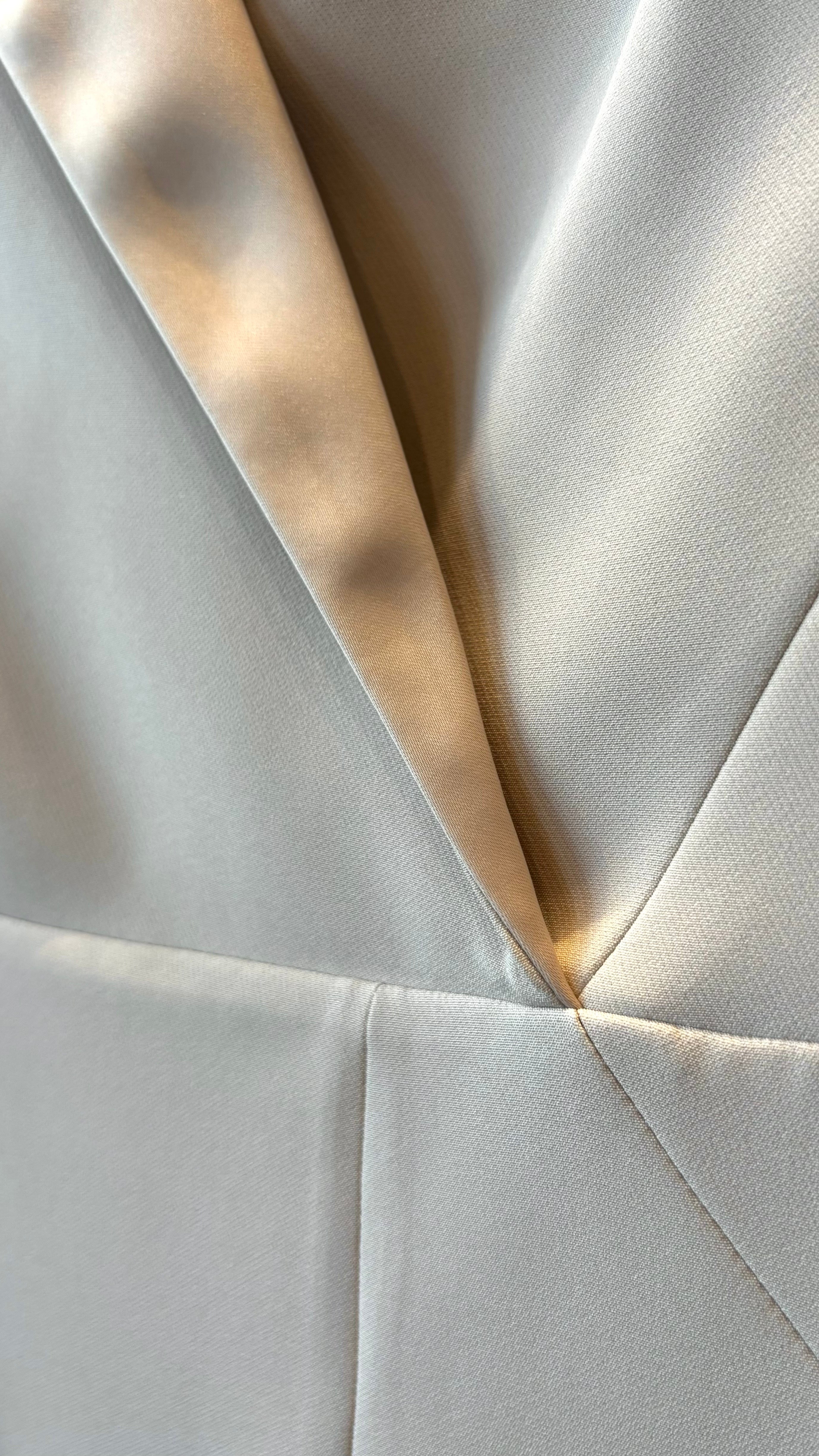 Abito Ivory Grace - Corto elegante con scollo incrociato