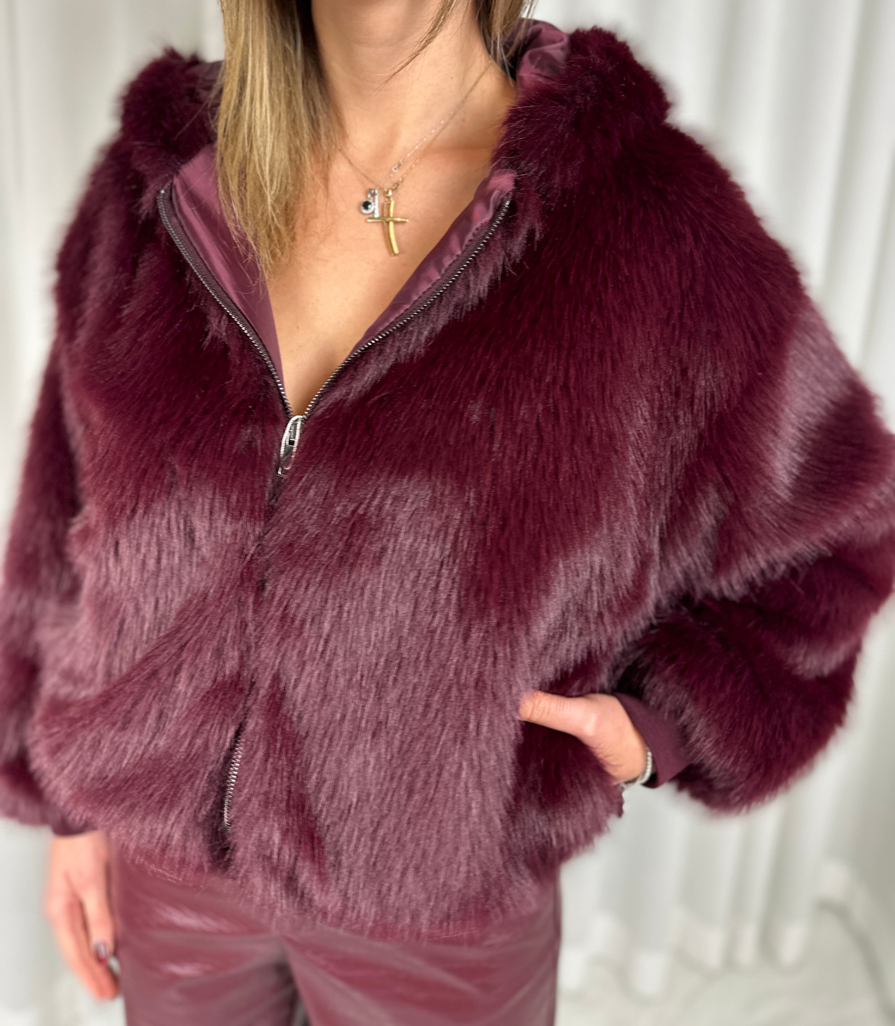 Giacca Oslo in ecopelliccia con cappuccio – Bordeaux