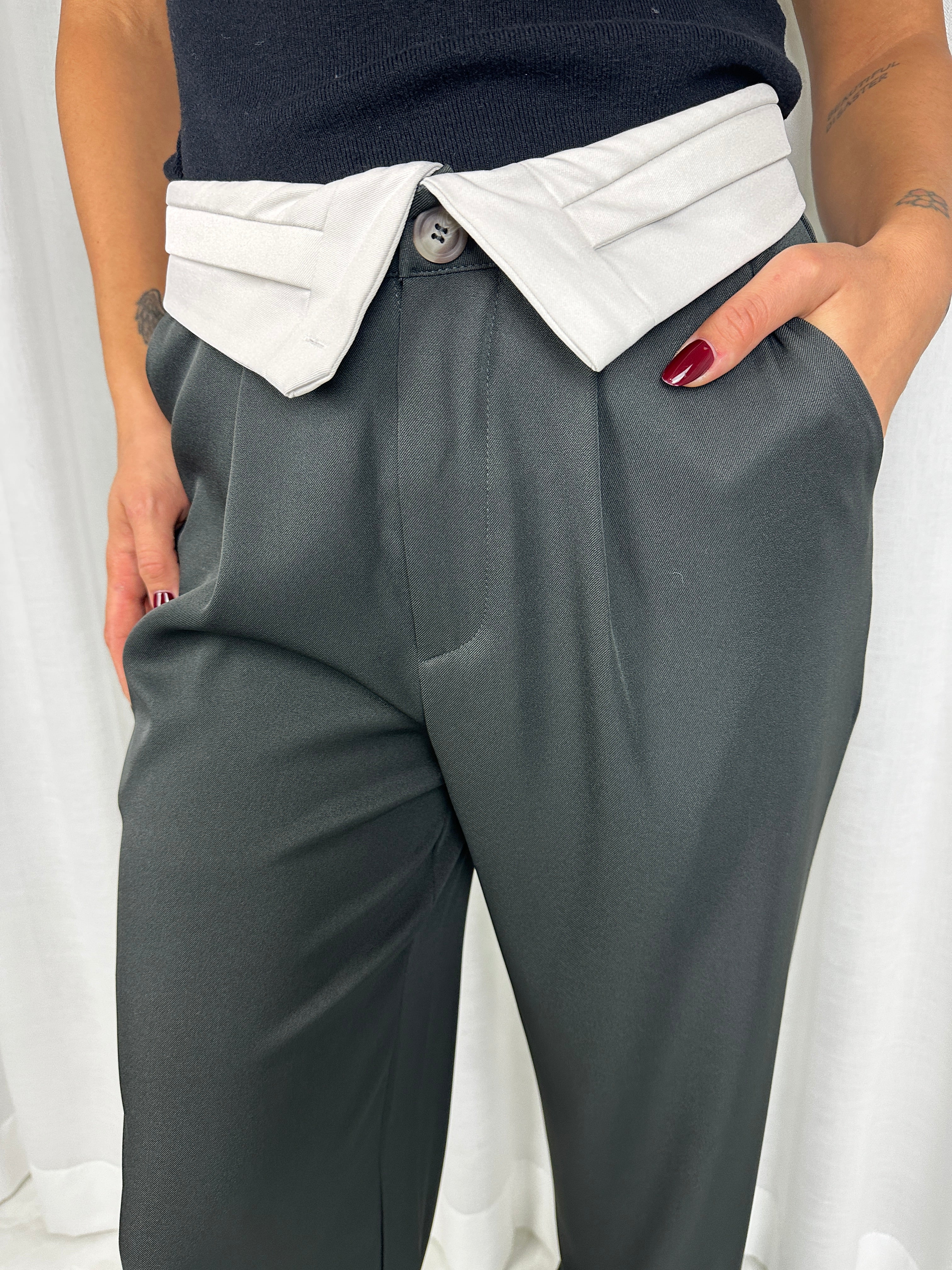 Pantalone Maya con dettaglio camicia – grigio scuro