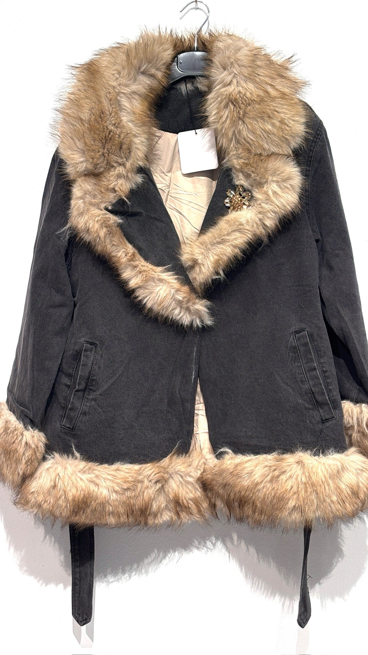 Cappotto Aspen con ecopelliccia – Nero / Jeans