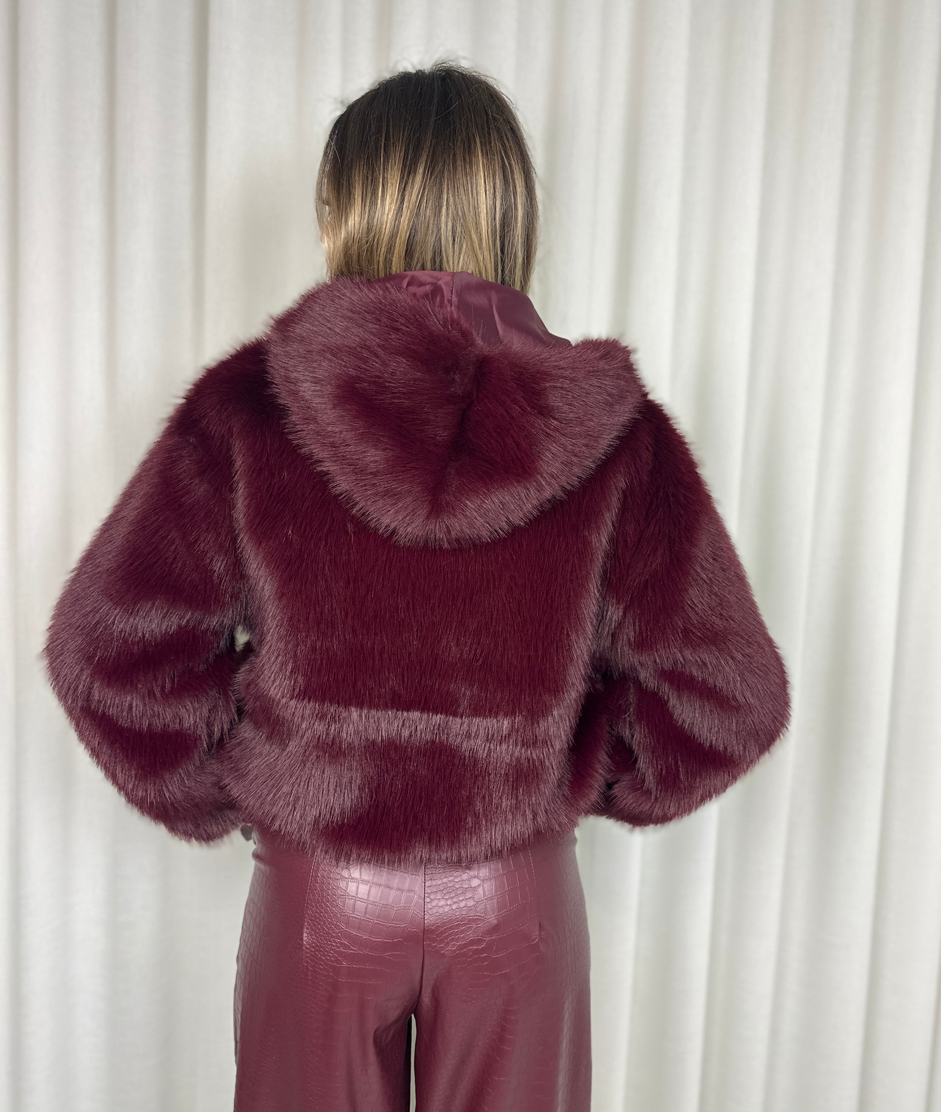 Giacca Oslo in ecopelliccia con cappuccio – Bordeaux