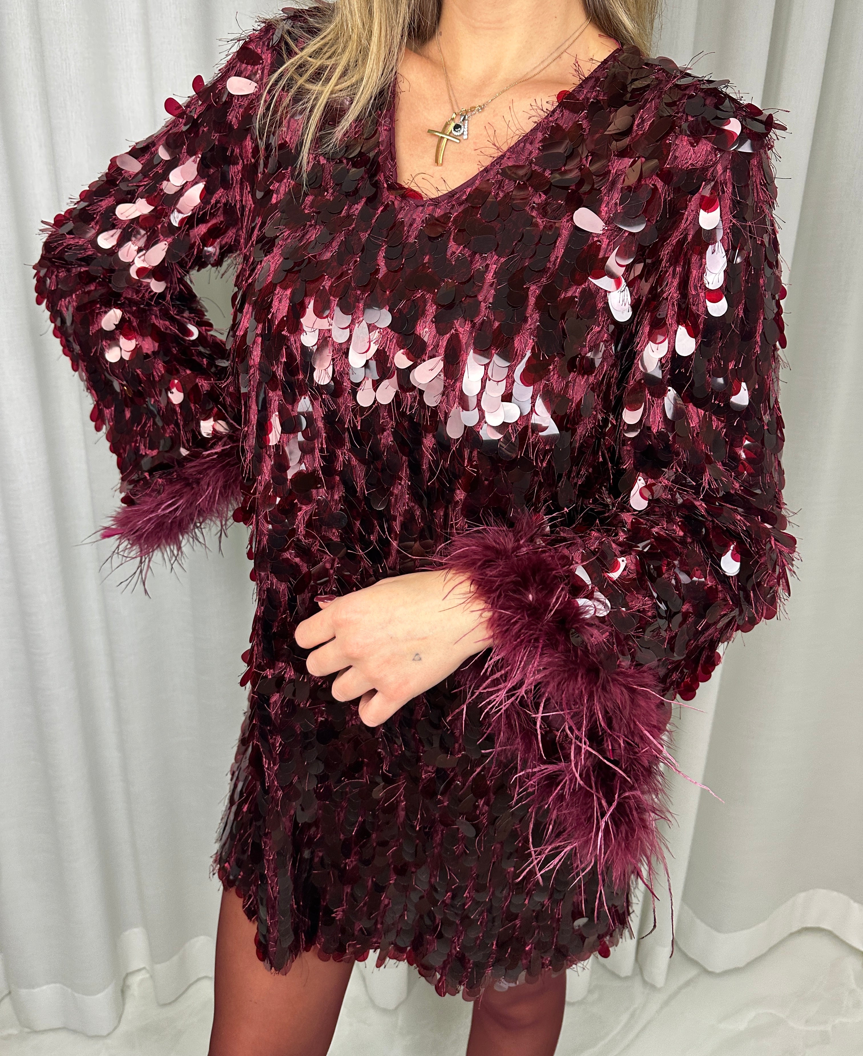 Abito Bordeaux Glam – Paillettes & Piume